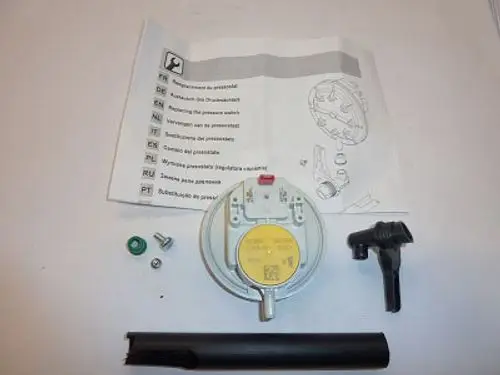 Montagezubehör für den Luftdruckwächter von Remeha. Enthält einen Sensor, Schrauben, Dichtungen und eine Anleitung in mehreren Sprachen.